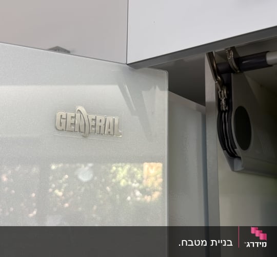 דלת זכוכית לארון מטבח ומנגנון זרוע לקלפה